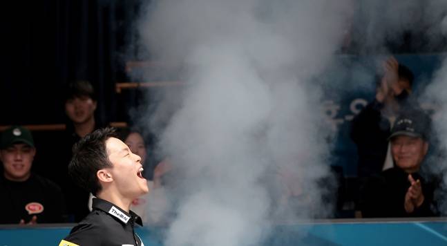 김영원이 챔피언십 포인트를 따낸 뒤 포효하고 있다. /사진=PBA 투어 제공