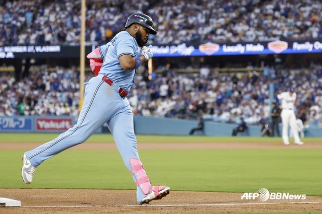 토론토 블라디미르 게레로 주니어가 29일(한국시간) 열린 2025 MLB 월드시리즈 4차전에서 3회 역전 2점 홈런을 터트리고 있다. /AFPBBNews=뉴스1