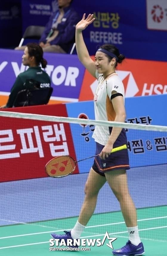 지난달 코리아오픈 여자 단식 32강 카루파테반 레차나(말레이시아·37위)와 경기가 끝난 뒤 안세영이 팬들을 향해 손을 흔들고 있다. /사진=김진경 대기자