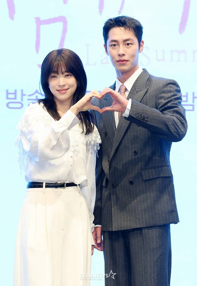 배우 최성은, 이재욱이 29일 서울 영등포구 더세인트에서 진행된 KBS 2TV 토일드라마 '마지막 썸머' 제작발표회에 참석해 포즈를 취하고 있다. /2025.10.29 /사진=김휘선 hwijpg@