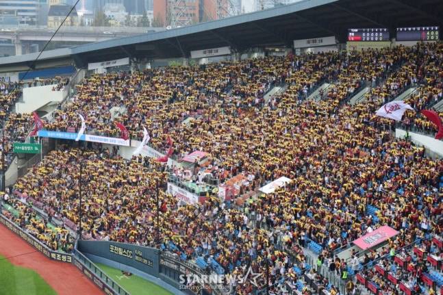 2025 KBO리그 한국시리즈 1차전 LG 트윈스 대 한화 이글스전이 26일 잠실야구장에서 열렸다. 구장을 가득 메운 만원관중이 열띤 응원을 하며 명승부를 관전하고 있다. /사진=김진경 대기자