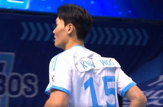 유니폼에 이름표를 붙이고 나온 김관우의 모습. /사진=중계화면 갈무리