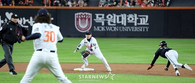 [한번에쓱] '1회초 1사 1루,  폰세의 악송구 이도윤의 호수비로 마무리'