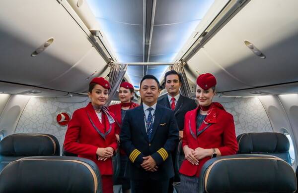 이스탄불-앙카라 노선에서 만난 최승환 기장과 터키항공 승무원. 터키항공에는 한국 국적의 기장이 총 3명 있다