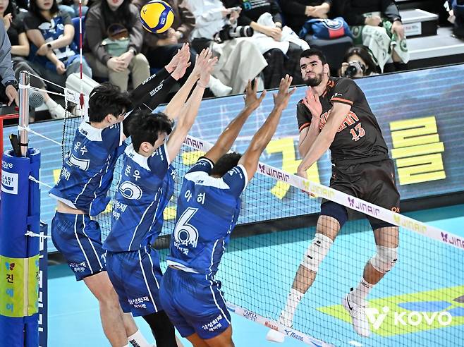 공격하는 OK저축은행의 디미트로프(오른쪽) [한국배구연맹 제공. 재판매 및 DB 금지]