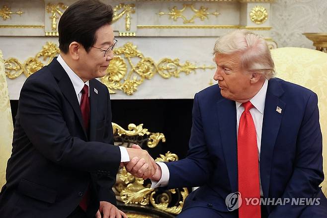 이재명 대통령, 한·미 정상회담 (워싱턴=연합뉴스) 한상균 기자 = 이재명 대통령이 25일(현지시간) 미국 워싱턴 DC 백악관 오벌오피스에서 도널드 트럼프 미국 대통령과 한미 정상회담을 하고 있다.  2025.8.26 xyz@yna.co.kr