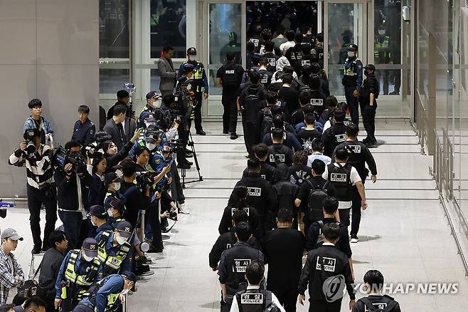 캄보디아에서 인천공항으로 송환된 한국인 구금자 캄보디아 온라인 사기에 가담해 구금된 한국인들이 10월 18일 오전 인천국제공항 제2터미널을 통해 송환되고 있다. 이날 송환에는 경찰 호송조 190여명이 투입됐다. [연합뉴스 자료사진]