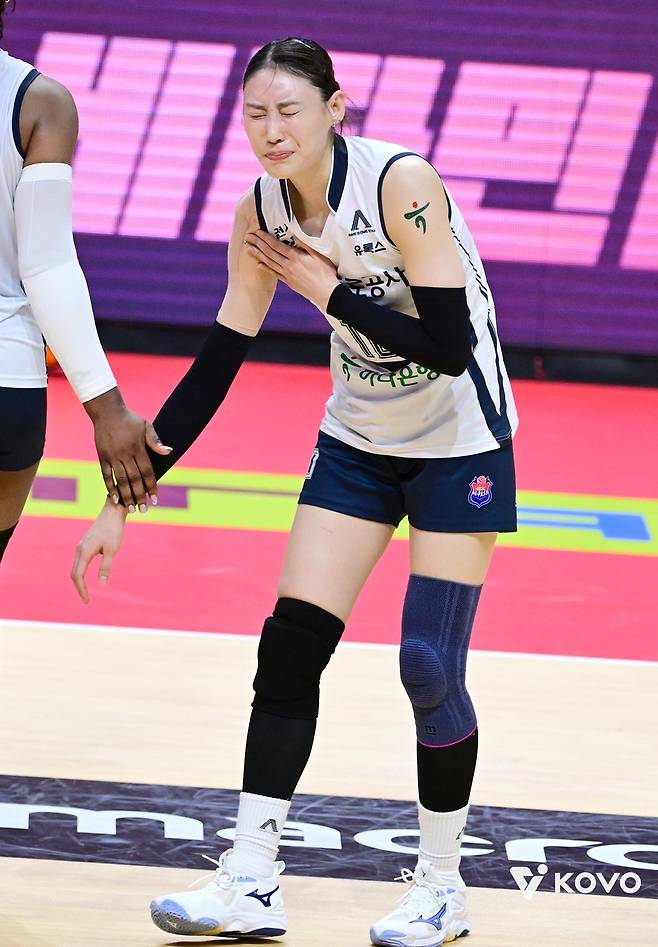 어깨 통증 호소하는 도로공사의 배유나 [한국배구연맹 제공. 재판매.DB 금지]