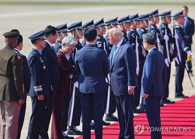 APEC 트럼프 미국 대통령 한국 도착 (부산=연합뉴스) 손형주 기자 = 경주 APEC을 계기로 국빈 방한하는 도널드 트럼프 미국 대통령이 29일 부산 김해국제공항에 도착해 강경화 주미한국대사, 조현 외교부 장관 등과 인사하고 있다.  2025.10.29 handbrother@yna.co.kr