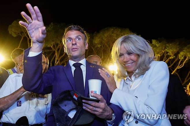 프로방스 상륙작전 기념행사 참석한 마크롱 프랑스 대통령과 브리지트 여사 [EPA=연합뉴스 자료사진. 재배포 및 DB 금지]