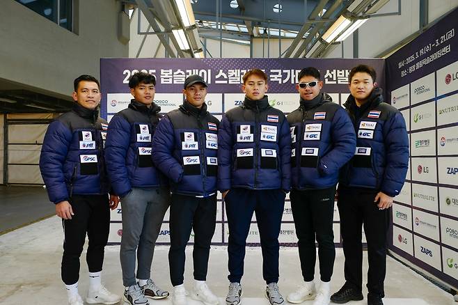 태국 대표팀과 김동현 감독(오른쪽) [대한봅슬레이스켈레톤경기연맹 제공. 재판매 및 DB 금지]