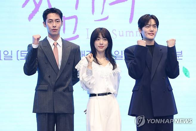 드라마 '마지막 썸머' 배우들 (서울=연합뉴스) 강민지 기자 = 29일 서울 구로구 더세인트에서 열린 KBS 토일 미니시리즈 '마지막 썸머' 제작발표회에서 배우들이 포즈를 취하고 있다. 왼쪽부터 이재욱, 최성은, 김건우.  2025.10.29 mjkang@yna.co.kr