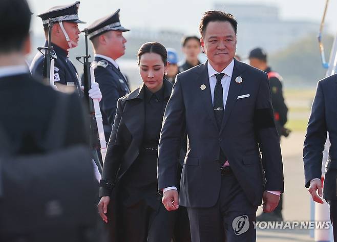 APEC 태국 총리 한국 도착 (부산=연합뉴스) 이동해 기자 = 경주 APEC 정상회의 참석을 위해 방한한 아누틴 찬위라꾼 태국 총리가 29일 부산 김해국제공항에 도착하고 있다. 2025.10.29 eastsea@yna.co.kr