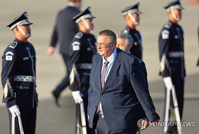 APEC 러시아 국제문제부총리 한국 도착 (부산=연합뉴스) 손형주 기자 = 경주 APEC 정상회의 참석을 위해 방한한 알렉세이 오베르추크 러시아 국제문제부총리가 29일 부산 김해국제공항에 도착하고 있다. 2025.10.29 handbrother@yna.co.kr