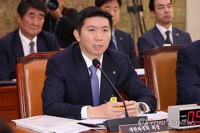 답변하는 유승민 대한체육회장 (서울=연합뉴스) 김주성 기자 = 유승민 대한체육회장이 27일 서울 여의도 국회에서 열린 문화체육관광위원회의 대한체육회 등에 대한 국정감사에서 위원 질의에 답하고 있다. 2025.10.27 utzza@yna.co.kr