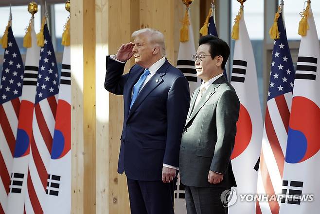 거수 경례하는 트럼프 대통령 (경주=연합뉴스) 한상균 기자 = 도널드 트럼프 미국 대통령이 29일 경북 경주박물관에서 열린 공식 환영식에서 거수경례하고 있다. 오른쪽은 이재명 대통령. 2025.10.29 [대통령실통신사진기자단] xyz@yna.co.kr