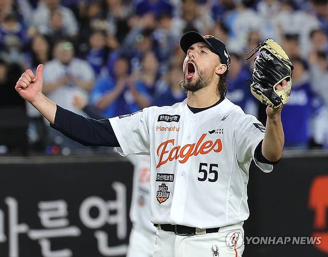 한국시리즈 진출, 포효하는 와이스 (대전=연합뉴스) 류영석 기자 = 24일 대전한화생명볼파크에서 열린 2025 프로야구 KBO리그 포스트시즌 플레이오프 5차전 삼성 라이온즈와 한화 이글스의 경기.
    한화 투수 와이스가 경기에서 승리한 뒤 포효하고 있다. 2025.10.24 ondol@yna.co.kr