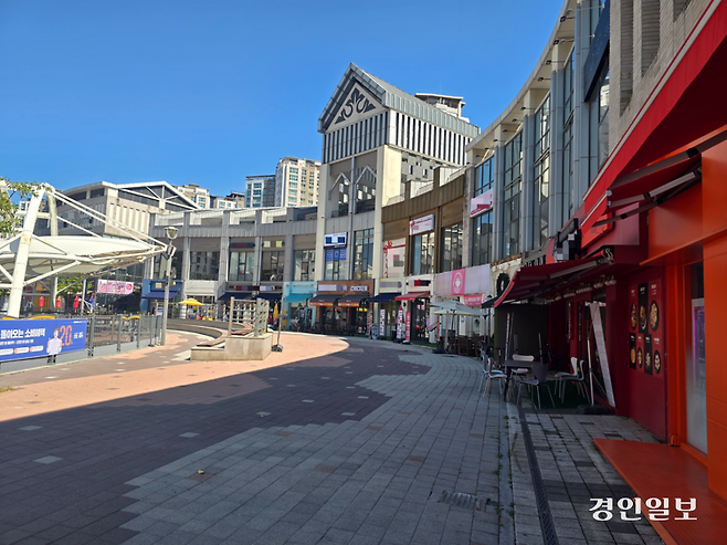 한국의 베네치아라는 당초 분양 슬로건에 맞게 수로를 품은 라베니체 상권은 특색있는 풍경이 눈길을 모으지만 상가만큼은 그렇지 못하다. 2025.9.25 /김성주기자 ksj@kyeongin.com