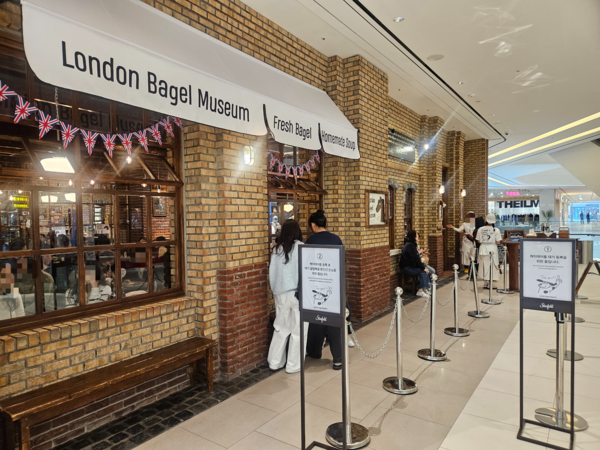 29일 스타필드 수원 내 런던베이글뮤지엄 매장 앞에서 손님들이 입장 대기 중이다. 2025.10.29 /김지원기자 zone@kyeongin.com