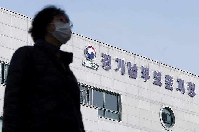 ▲ 국가정보자원관리원 화재로 국가보훈부 전산망이 마비되자 모든 서류를 전산에 의존한 '보훈특별고용' 제도 추천이 불가능해지면서 생계·소득이 어려운 유공자와 가족들의 일자리 문제가 커지고 있다. 사진은 30일 오전 수원시 장안구 경기남부국가보훈지청 모습. /전광현 기자 maggie@incheonilbo.com