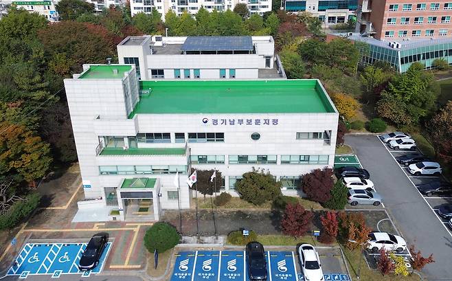 ▲ 국가정보자원관리원 화재로 국가보훈부 전산망이 마비되자 모든 서류를 전산에 의존한 '보훈특별고용' 제도 추천이 불가능해지면서 생계·소득이 어려운 유공자와 가족들의 일자리 문제가 커지고 있다. 사진은 30일 오전 수원시 장안구 경기남부국가보훈지청 모습./전광현 기자 maggie@incheonilbo.com