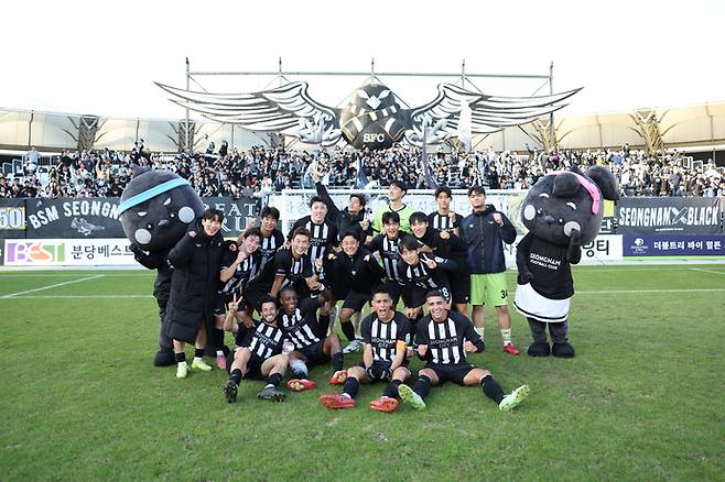 K리그2 36라운드 경기서 화성FC를 물리친 성남 선수단이 기념촬영을 하고 있다. 사진=한국프로축구연맹