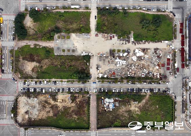 안산 반달섬 개발이 건축을 재한하는 선인 벽면지정선 등의 문제로 5년째 첫삽도 못 뜬채 난항을 겪고 있다. 사진은 30일 오후 안산시 단원구에 위치한 시화 MTV 반달섬 C4 필지 일부가 장기간 미개발 부지로 방치된 모습. 김경민기자