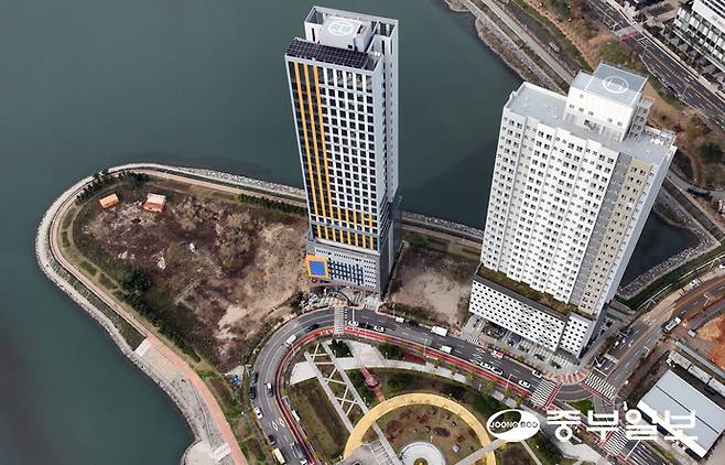 안산 반달섬 개발이 건축을 재한하는 선인 벽면지정선 등의 문제로 5년째 첫삽도 못 뜬채 난항을 겪고 있다. 사진은 30일 오후 안산시 단원구에 위치한 시화 MTV 반달섬 C7 필지 일부가 장기간 미개발 부지로 방치된 모습. 김경민기자