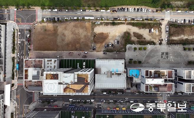안산 반달섬 개발이 건축을 재한하는 선인 벽면지정선 등의 문제로 5년째 첫삽도 못 뜬채 난항을 겪고 있다. 사진은 30일 오후 안산시 단원구에 위치한 시화 MTV 반달섬 C2 필지 일부가 장기간 미개발 부지로 방치된 모습. 김경민기자