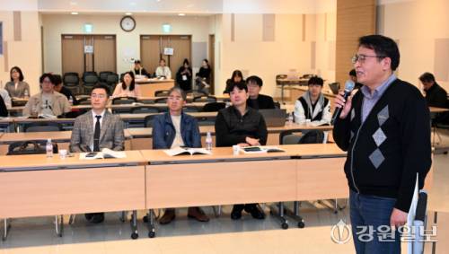 서병한 (주)하이드로켐 CEO가 30일 원주의료기기산업진흥원에서 열린 2025 강원자치도 반도체포럼에서