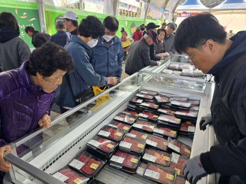 ◇제23회 홍천인삼·한우 명품축제와 제10회 홍천사과 축제에서 운영 중인 한우 판매 코너.