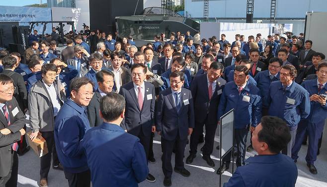 '현대자동차 수소연료전지 공장 기공식'이 30일 울산 북구 현대자동차 울산공장 내 수소연료전지 공장부지에서 열린 가운데 김성환 기후에너지환경부 장관을 비롯한 김두겸 울산시장, 김기현·박성민·윤종오 국회의원, 박천동 북구청장, 현대자동차 장재훈 부회장·호세무뇨스 사장·이동석 사장, 문용문 전국금속노조 현대자동차지부장 등이 수소연료전지 신기술 전시관을 둘러보고 있다. 이수화 기자