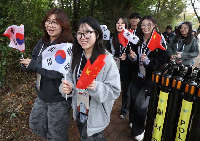 2025 APEC 정상회의 참석을 위해 방한한 시진핑 중국 국가주석의 환영인파가 30일 오후 시 주석의 경북 경주시 숙소 앞에서 태극기와 오성홍기를 함께 흔들고 있다. 연합뉴스