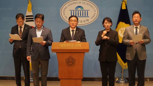 더불어민주당 허성무 의원 등이 지난 29일 오후 국회 소통관에서 BNK금융지주 회장·부산은행장의 즉각 사퇴를 요구하는 기자회견을 열었다. 허성무 의원실 제공