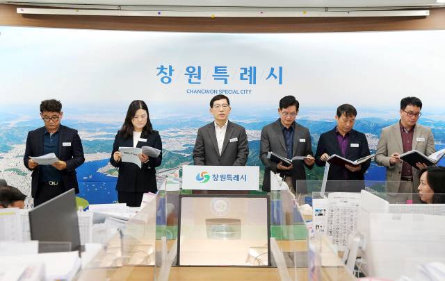 이재광 창원시 도시정책국장이 30일 시청 프레스센터에서 경관계획 재정비 계획을 설명하고 있다./창원시/