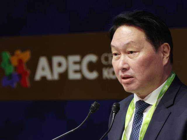 APEC CEO 서밋 개회사하는 최태원 회장. 최태원 대한상공회의소 회장 겸 SK그룹 회장이 29일 경북 경주예술의전당에서 열린 'APEC CEO(최고경영자) 서밋'에서 개회사를 하고 있다. 연합뉴스