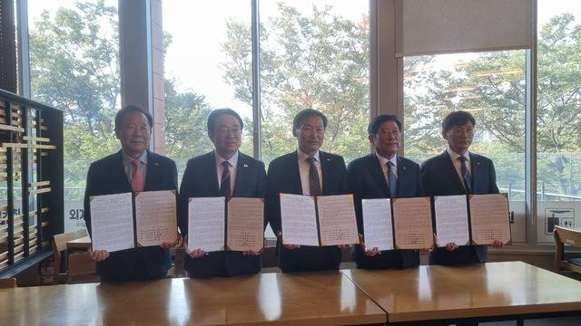 봉화·진안·장수·곡성·옥천 5개 군수들이 농어촌 기본소득 시범사업 전면 시행을 촉구하는 공동성명서에 서명했다. 봉화군 제공