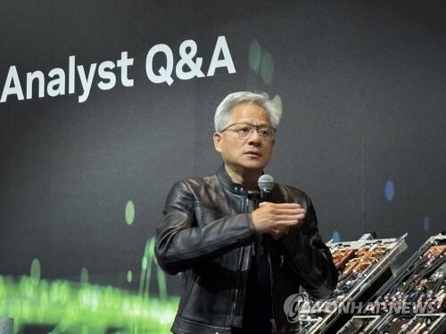 젠슨 황 엔비디아 CEO가 지난 21일 대만 타이베이 만다린 오리엔탈 호텔에서 열린 '글로벌 미디어 Q&A' 행사에서 취재진 질문에 답하고 있다. 연합뉴스