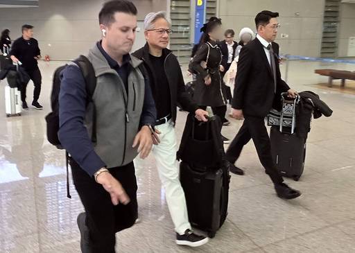 엔비디아 젠슨 황, 인천공항 입국…15년만에 방한. 아시아태평양경제협력체(APEC) 정상회의를 계기로 방한하는 젠슨 황 엔비디아 최고경영자(CEO)가 30일 인천국제공항을 통해 입국하고 있다. 연합뉴스