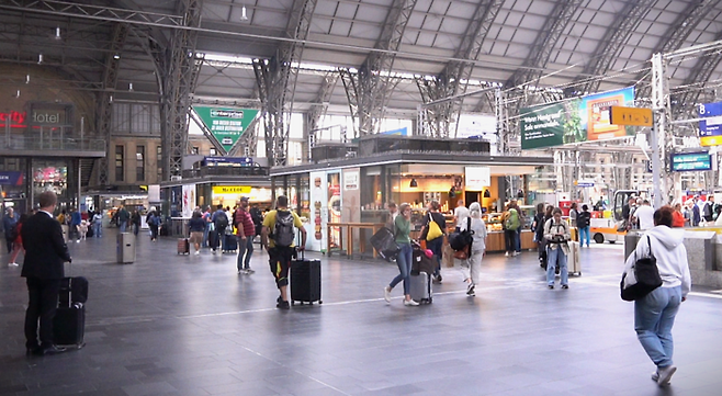 지난달 5일 독일 프랑크푸르트 중앙역 모습. 박지현기자 lozpjh@yeongnam.com