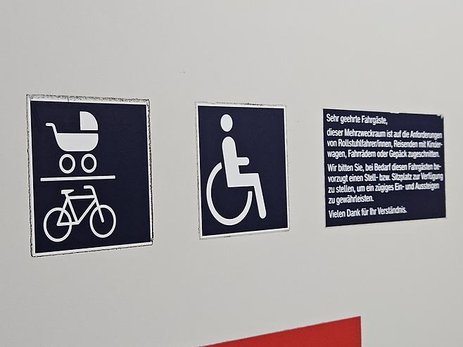 독일 열차 내 마련된 교통약자 배려 공간 안내문. 안내문에는