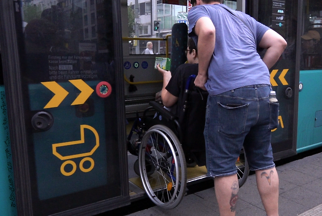 독일 프랑크푸르트의 트램 정거장에서 한 장애인이 트램에 탑승하고 있다. 박지현기자 lozpjh@yeongnam.com
