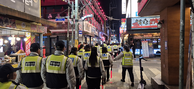 할로윈을 하루 앞둔 30일 대구 중부경찰서 경찰과 자율방범대원들이 중구 클럽골목 일대를 순찰하고 있다. 조윤화 기자