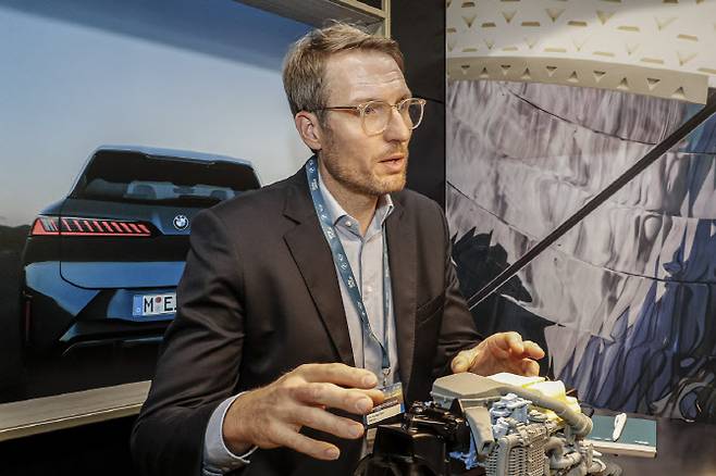 ‘재팬 모빌리티 2025’에서 발표하고 있는 미하엘 라트 BMW 그룹 수소차 부문 총괄 부사장(사진=BMW)