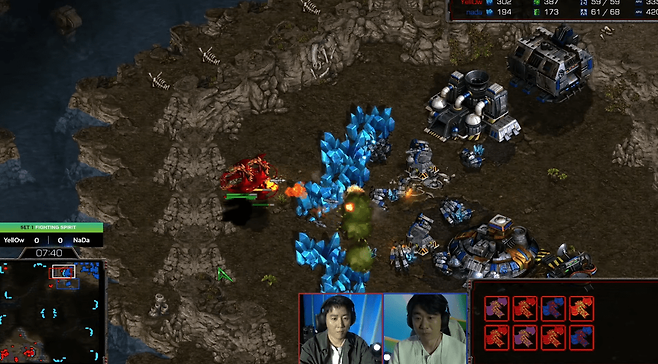 - e스포츠 레전드 매치를 진행하는 홍진호와 이윤열 선수