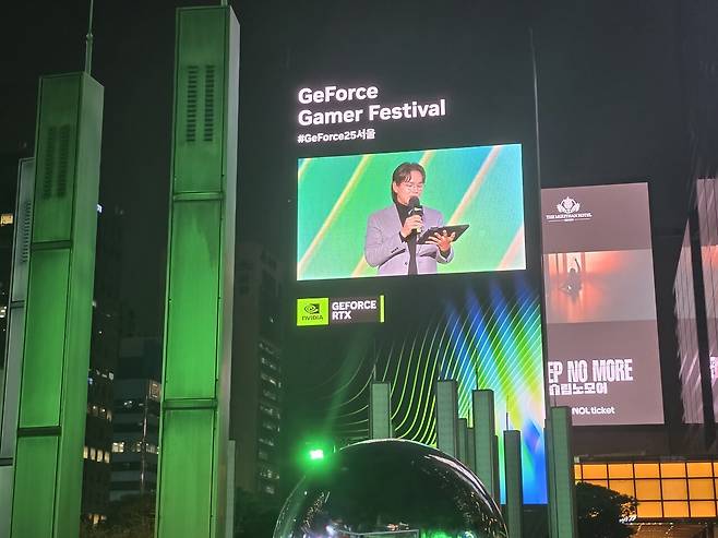 - 삼성역 근처에서 생중계되는 축제 현장