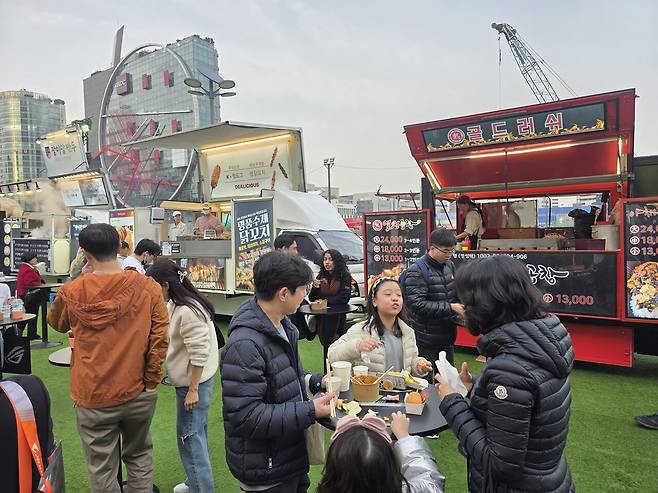- 푸드 코트에서 다양한 음식을 판매한다