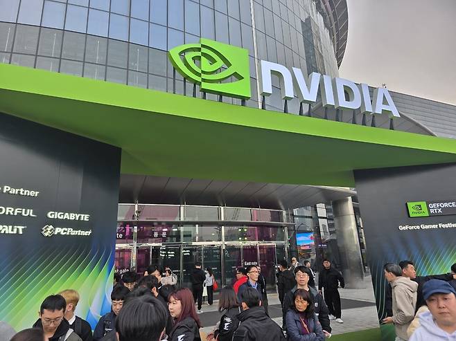 - 코엑스몰과 연결되어 있다