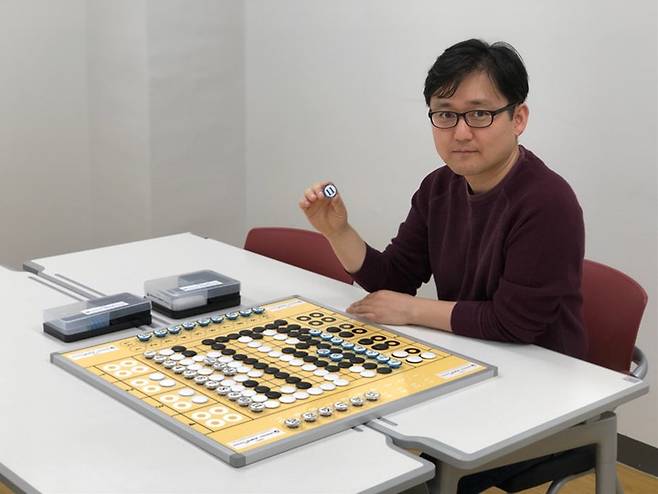 발달장애인을 위해 '아름바둑'을 고안한 김명완 9단.(사진 한국기원 제공)