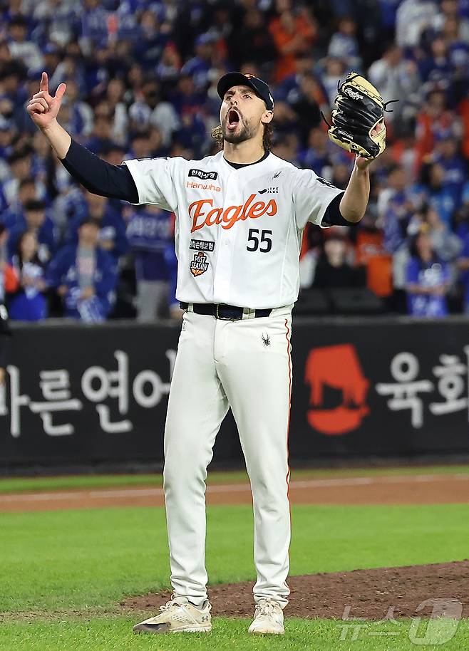24일 오후 대전 한화생명볼파크에서 열린 프로야구 2025 신한 SOL뱅크 KBO 플레이오프 5차전 삼성 라이온즈와 한화 이글스의 경기, 11대2 대승을 거두며 시리즈 전적 3승 2패로 한국시리즈 진출에 성공한 한화 와이스가 경기를 마무리 지은 후 포효하고 있다. 2025.10.24/뉴스1 ⓒ News1 김진환 기자